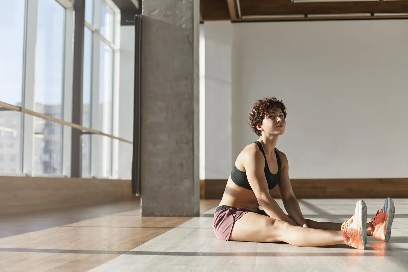 Тренажёрный зал — место вдохновения. Мечтательный, привлекательный, сильный человек кавказской внешности.